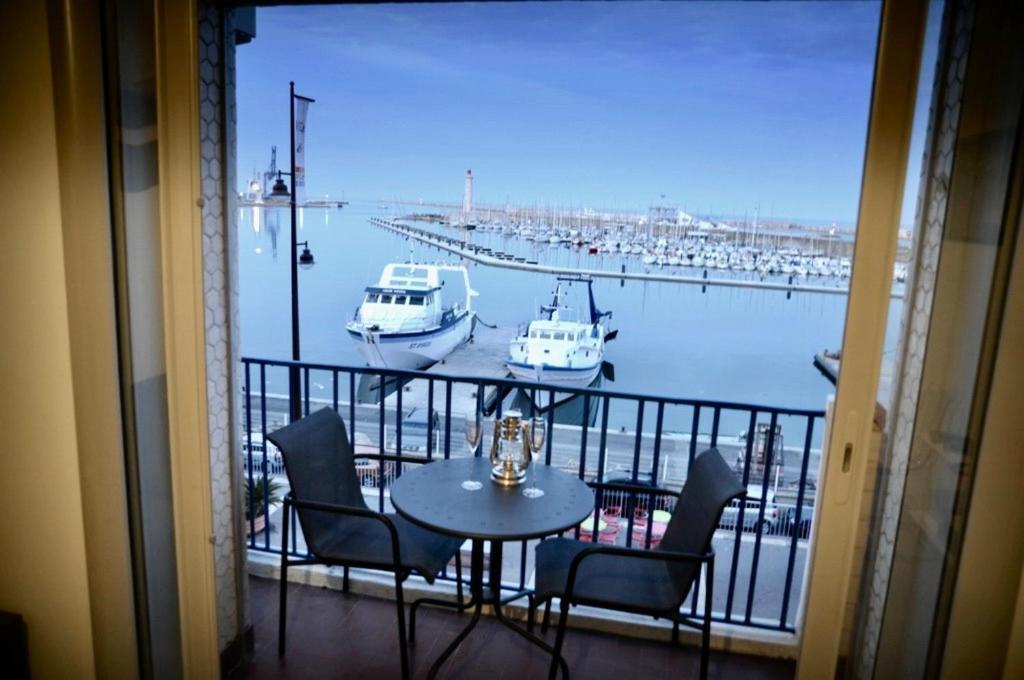 "Luigi" Balcon Sur La Mer Et Le Port De Sète Exteriör bild